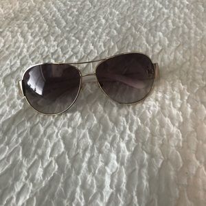 Marc Jacobs sunglasses, do NOT have a case.